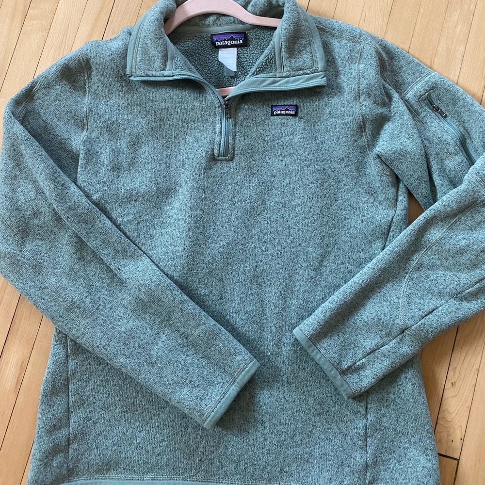 Women’s green Patagonia pullover size L